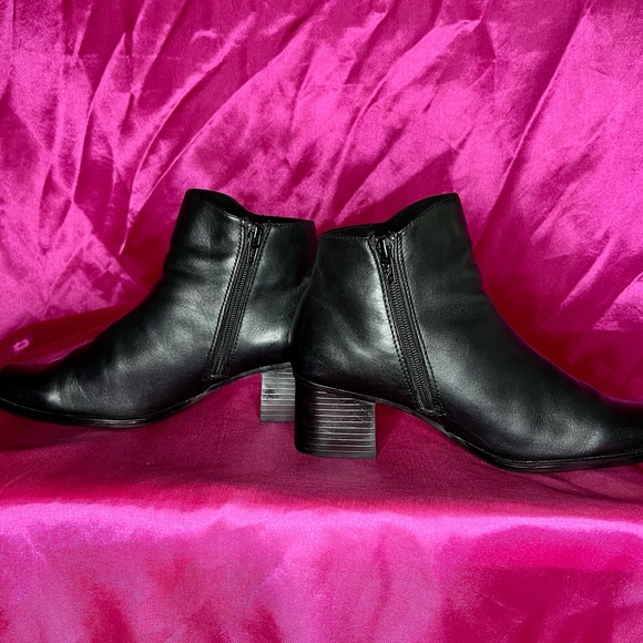 BASS 7 1/2 Wide REAL LEATHER BLACK NEVADA BOOTIES 2in Blocked Heels - Picture 8 of 13
